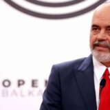 “U vazduhu se oseća albanska istorija”: Edi Rama okačio na Fejsbuk fotografiju iz Prizrena 13