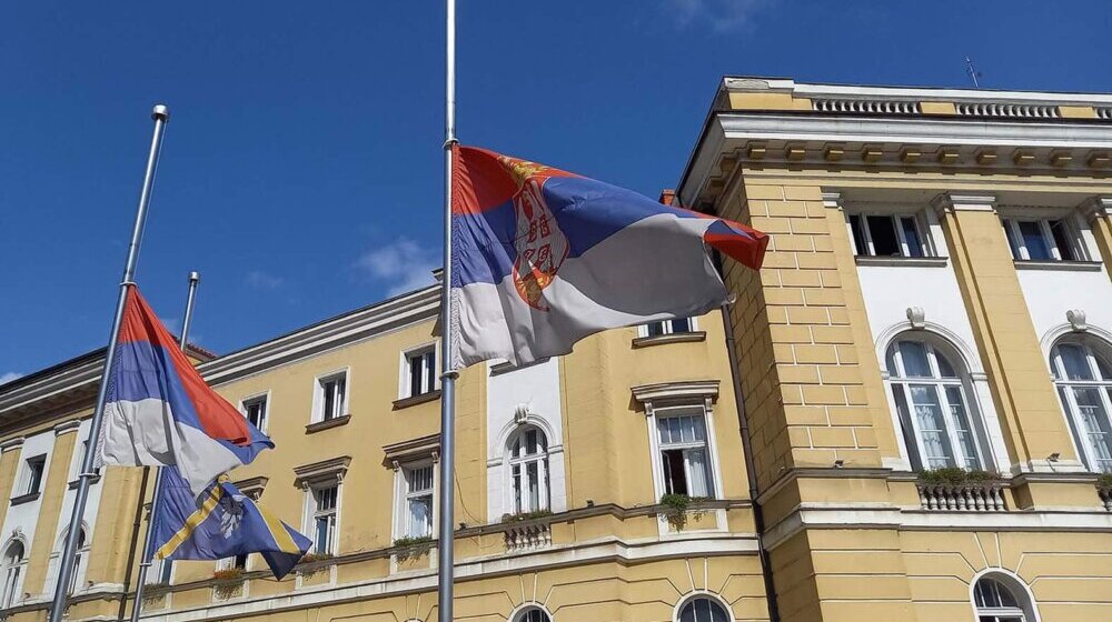 Užice - zastave na pola koplja Foto Nenad Kovačević