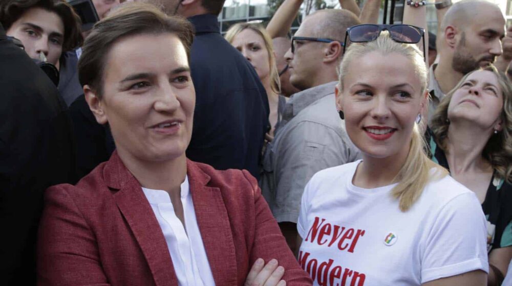 Mesto: Beograd Datum: Wed Jan 27 15:01:40 CET 2021 Dogadjaj: POLITIKA/PRAVOSUÐE - izjava za novinare advokata Borivoja Borovica povodom zavretka sudenja u Prvom osnovnom sudu u Beogradu po tubi brata predsednika Srbije, Andreja Vucica, protiv potpredsednika Narodne stranke Miroslava Aleksica zbog navoda u slucaju "Jovanjica" Fotoreporter: Aleksandar Barda Licnosti: Borivoje Borović, Miroslav Alesic Izvor: FoNet Aleksandar Barda