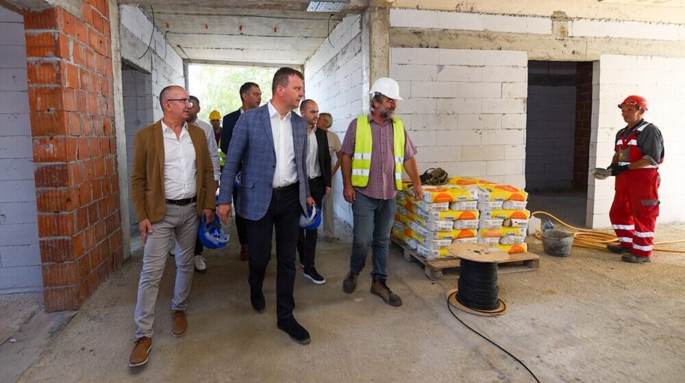 Mirović obišao radove na rekonstrukciji i izgradnji Doma za duševno obolela lica u Čurugu 1