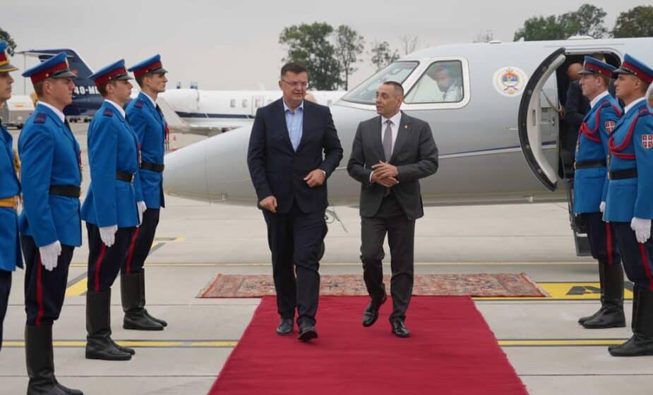 Ministar Vulin dočekao na aerodromu predsedavajućeg Veća ministara BiH Zorana Tegeltiju 1
