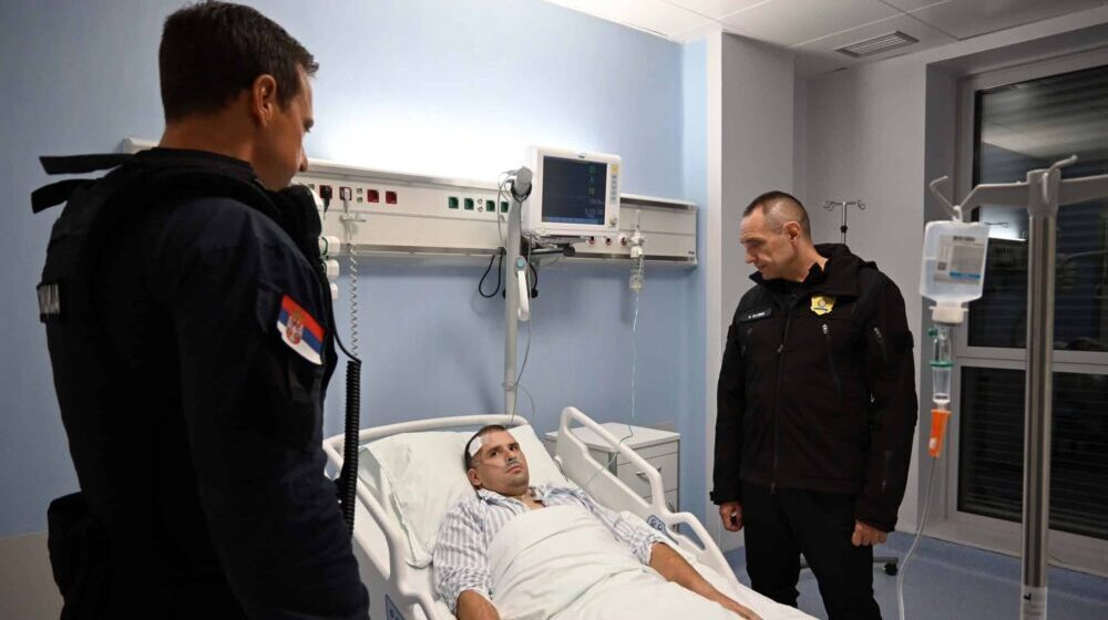 Vulin i Lončar obišli povređene pripadnike MUP-a: Policajci pokazali da se ne plaše ni huligana ni pritisaka 1