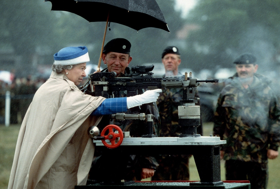 Kraljica Elizabeta Druga: Život u fotografijama 29 HM Queen Elizabeth II fires a rifle during a visit to the Army rifle association at Bisley, England July 1993