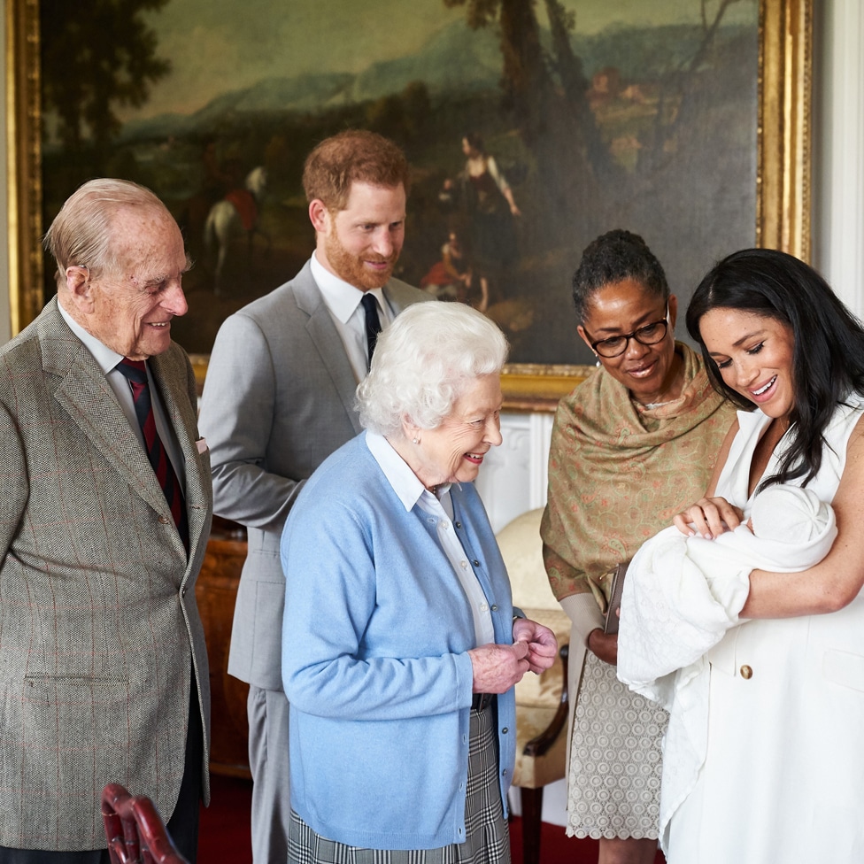Kraljica Elizabeta Druga: Život u fotografijama 47 The Duke and Duchess of Sussex are joined by her mother, Doria Ragland, as they show their new son, born Monday and named as Archie Harrison Mountbatten-Windsor, to the Queen Elizabeth II and the Duke of Edinburgh at Windsor Castle. 3 May 2019