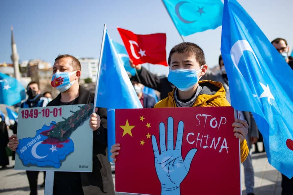 Pripadnici muslimanske ujgurske manjine drže transparente dok demonstriraju i traže vesti o zarobljenim rođacima