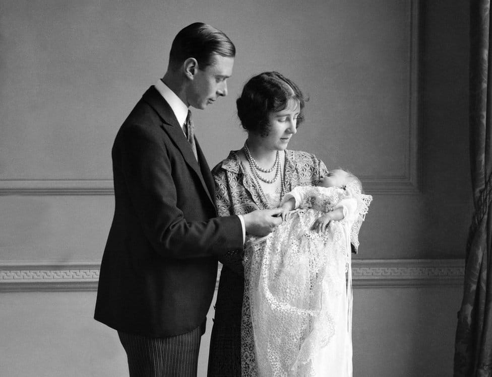 Kraljica Elizabeta Druga: Život u fotografijama 2 The Queen Mother (then the Duchess of York) with her husband, King George VI (then the Duke of York), and their daughter Queen Elizabeth II (then Elizabeth Alexandra Mary Windsor) at her christening in May 1926