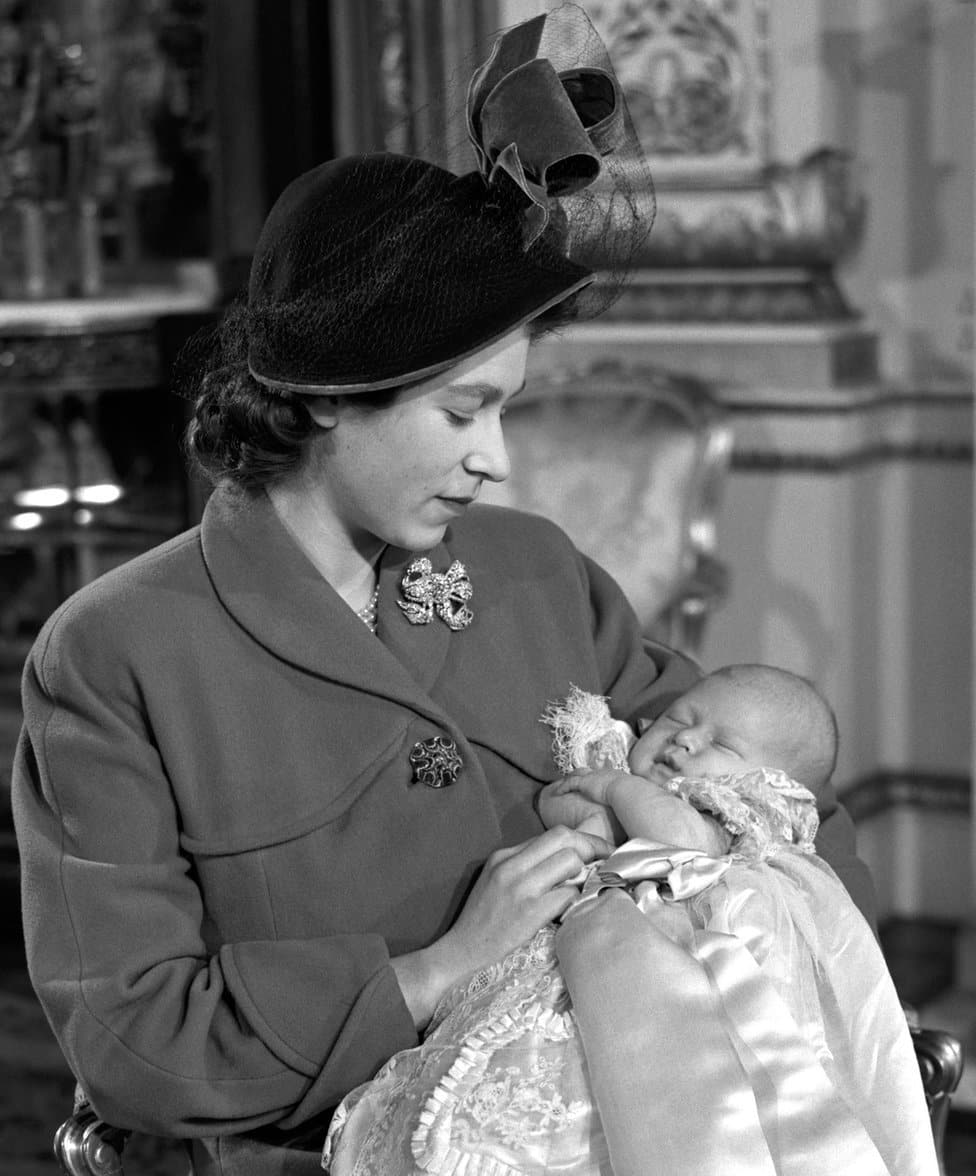 Kraljica Elizabeta Druga: Život u fotografijama 8 Princess Elizabeth holds her son Prince Charles after his Christening ceremony in Buckingham Palace, 1948