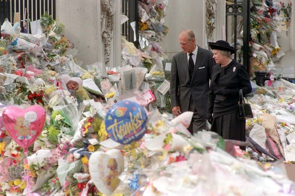 Kraljica Elizabeta Druga: Život u fotografijama 30 Britain's Queen Elizabeth II and the Duke of Edinburgh view the floral tributes to Diana, Princess of Wales, at Buckingham Palace, 1997