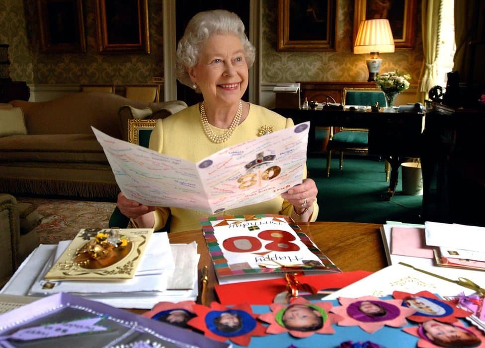 Kraljica Elizabeta Druga: Život u fotografijama 38 Queen Elizabeth II sits in the Regency Room at Buckingham Palace in London as she looks at some of the cards which have been sent to her for her 80th birthday