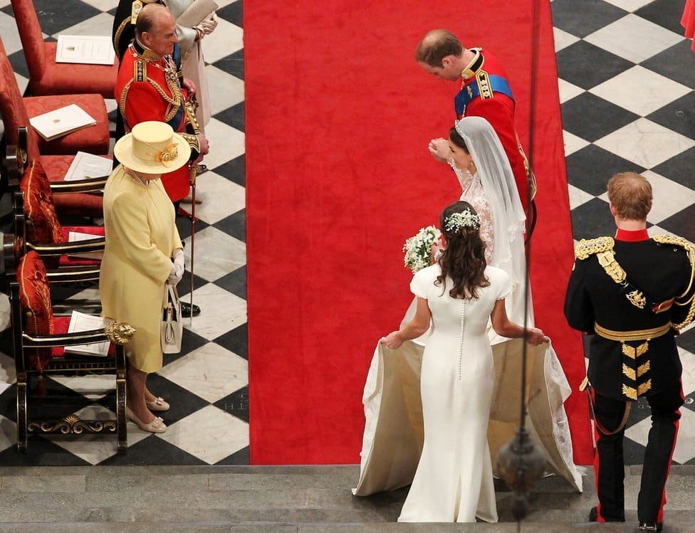 Kraljica Elizabeta Druga: Život u fotografijama 39 Prince William Duke of Cambridge and Catherine Duchess of Cambridge bow in front of Queen Elizabeth II at Westminster Abbey on April 29, 2011 in London, England.