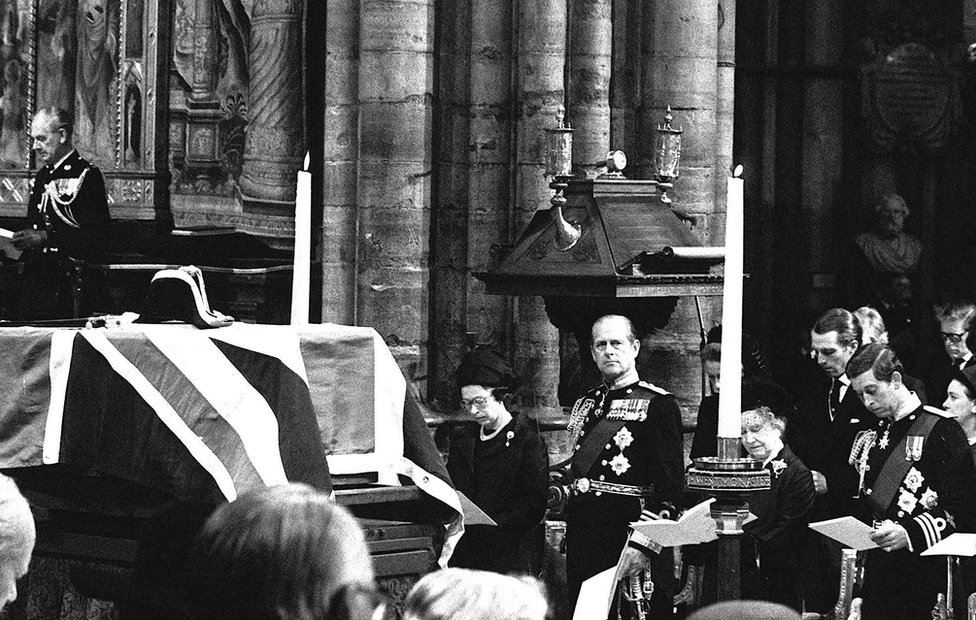 Kraljica Elizabeta Druga: Život u fotografijama 26 The flag-draped coffin of Lord Mountbatten rests on a catafalque during the funeral service in Westminster Abbey. Royal mourners (l-r) Queen Elizabeth II, her husband the Duke of Edinburgh, Queen Elizabeth, The Queen Mother, and the Prince of Wales, 5 September 1979