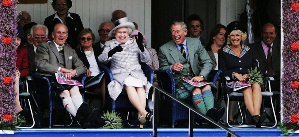 Kraljica Elizabeta Druga: Život u fotografijama 36 Britain's Queen Elizabeth II, her husband the Duke of Edinburgh, the Prince of Wales and the Duchess of Cornwall attend the Braemar Highland Games