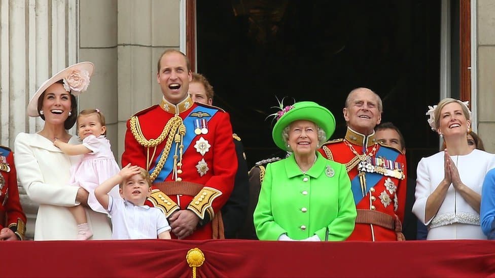 Kraljica Elizabeta Druga: Život u fotografijama 45 Queen Elizabeth II joins members of the Royal Family, including the Duke and Duchess of Cambridge with their children Princess Charlotte and Prince George, on the balcony of Buckingham Palace, central London after they attended the Trooping the Colour ceremony as part of Her Majesty's birthday celebrations