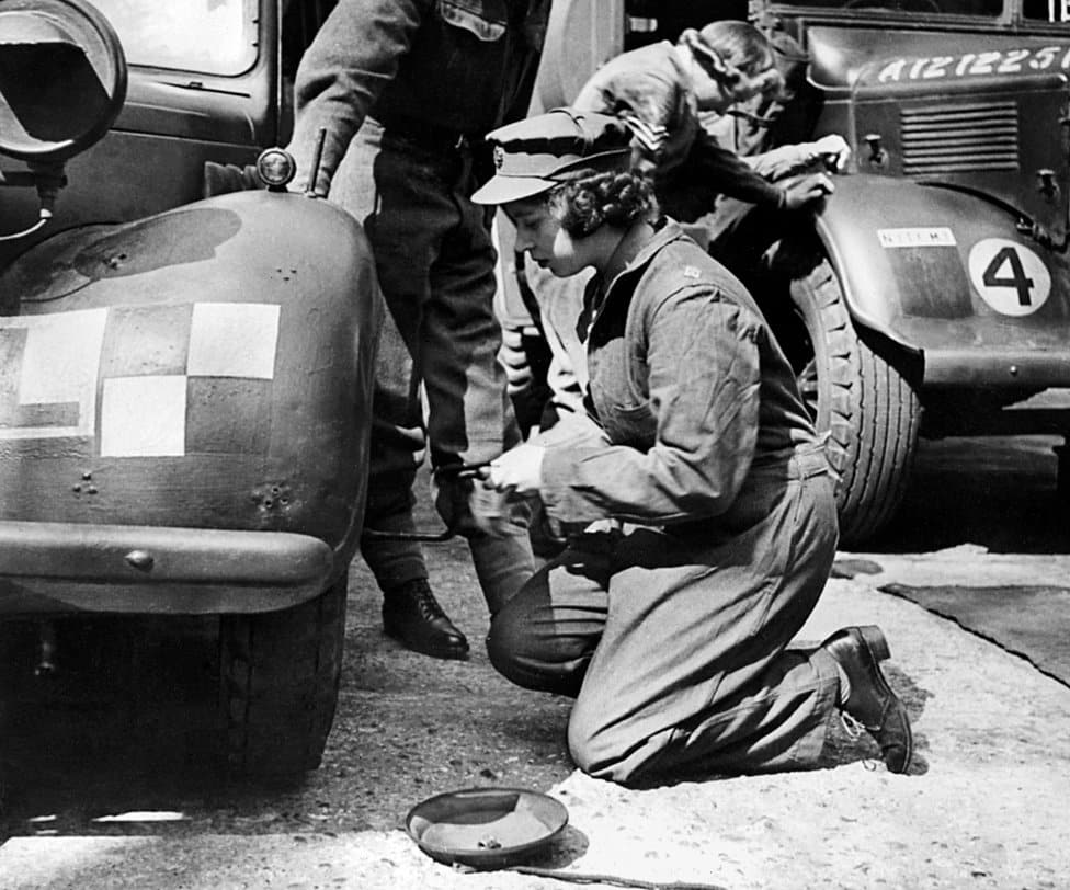 Kraljica Elizabeta Druga: Život u fotografijama 7 Princess Elizabeth changing the wheel of a military vehicle during World War Two, in an unknown location. 1940s