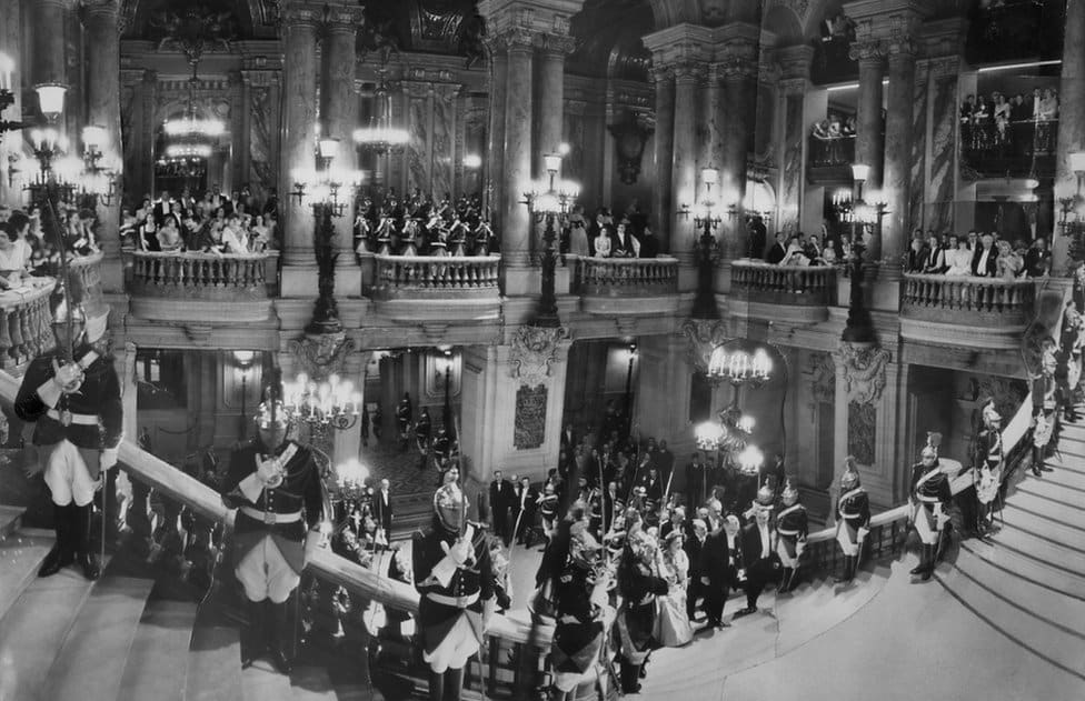 Kraljica Elizabeta Druga: Život u fotografijama 14 Queen Elizabeth II, ascending the Grand Staircase at the Opera in Paris during a state visit to the French capital, 8 April 1957. The image is a montage of 15 separate pictures.