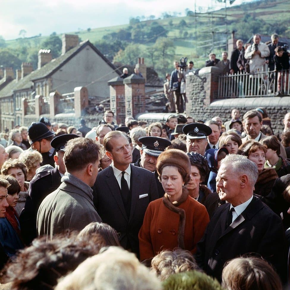 Kraljica Elizabeta Druga: Život u fotografijama 18 The Queen and Prince Philip visiting Aberfan. 29 October 1966.