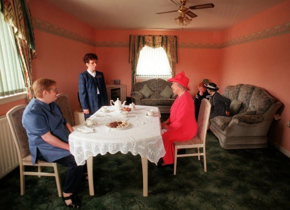 Kraljica Elizabeta Druga: Život u fotografijama 31 The Queen joined Mrs Susan McCarron (front left ) her ten-year-old son, James and Housing Manager Liz McGinniss for tea in their home in the Castlemilk area of Glasgow. 7 July 1999.