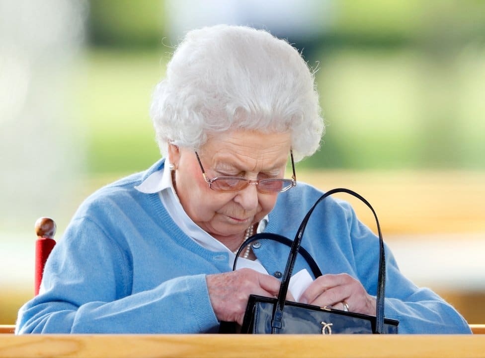 Kraljica Elizabeta Druga: Život u fotografijama 46 Queen Elizabeth II watches her horse Sparkler compete in the Flat Ridden Sport Horse class on day one of the Royal Windsor Horse Show in Home Park on 9 May 2018 in Windsor, England.