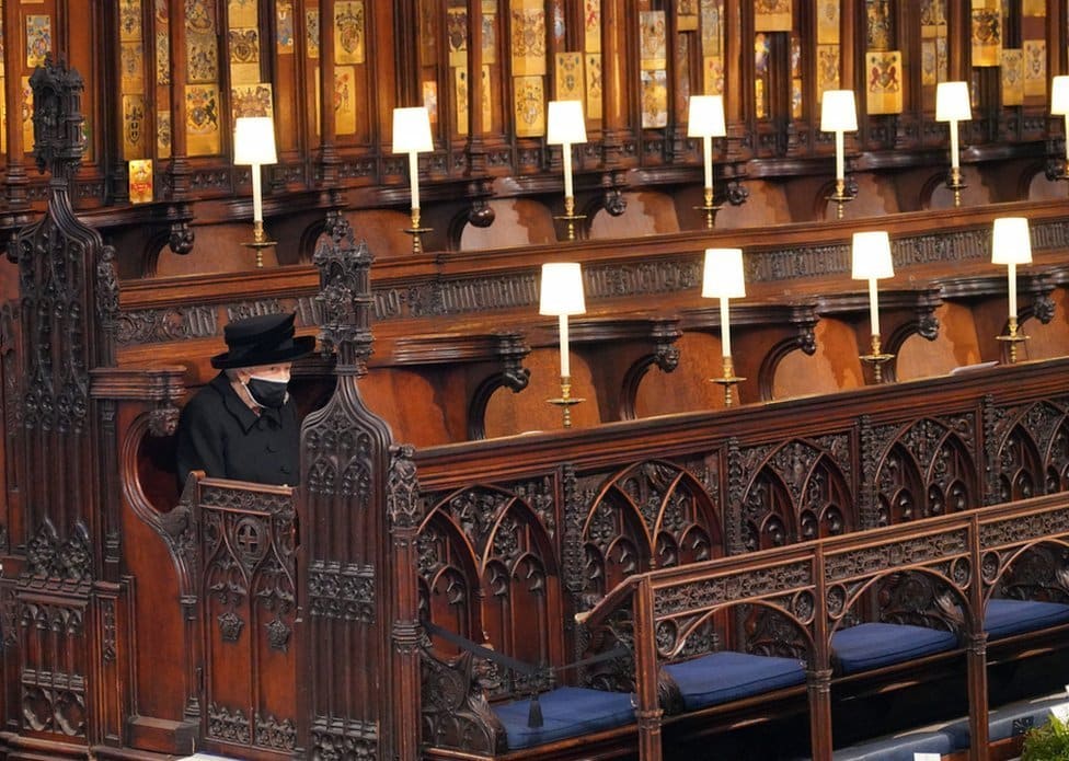 Kraljica Elizabeta Druga: Život u fotografijama 48 Queen Elizabeth II takes her seat for the funeral of the Duke of Edinburgh in St George's Chapel, Windsor Castle, Berkshire. 17 April 2021.