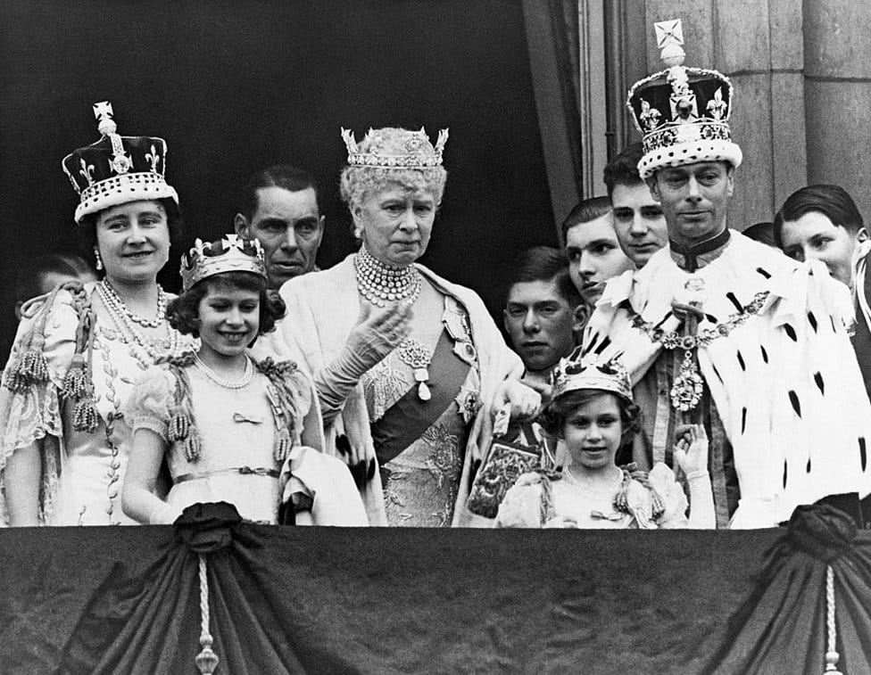 Kraljica Elizabeta Druga: Život u fotografijama 6 The Royal Family on the balcony at Buckingham Palace after the coronation of King George VI of England. Shown are (from left to right): Queen Elizabeth; Princess Elizabeth; Queen Mary the Queen Mother; Princess Margaret; and King George VI.