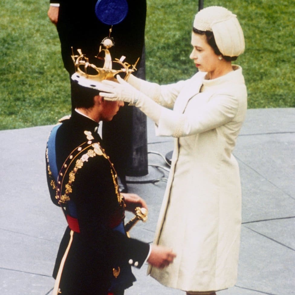 Kraljica Elizabeta Druga: Život u fotografijama 20 Queen Elizabeth II formally invests her son Prince Charles with the Coronet of the Prince of Wales during a ceremony at Caernarfon Castle in Cardiff