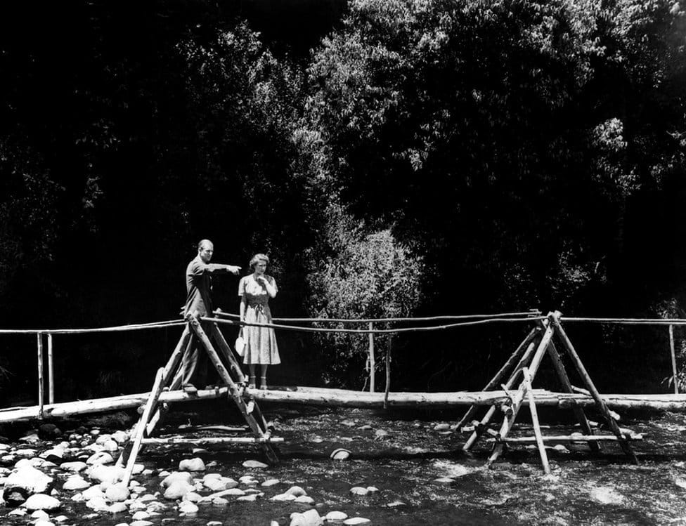 Kraljica Elizabeta Druga: Život u fotografijama 10 Princess Elizabeth and the Duke of Edinburgh pause on the rustic bridge in the grounds of the Royal Lodge, Sagana, their wedding present from the people of Kenya.