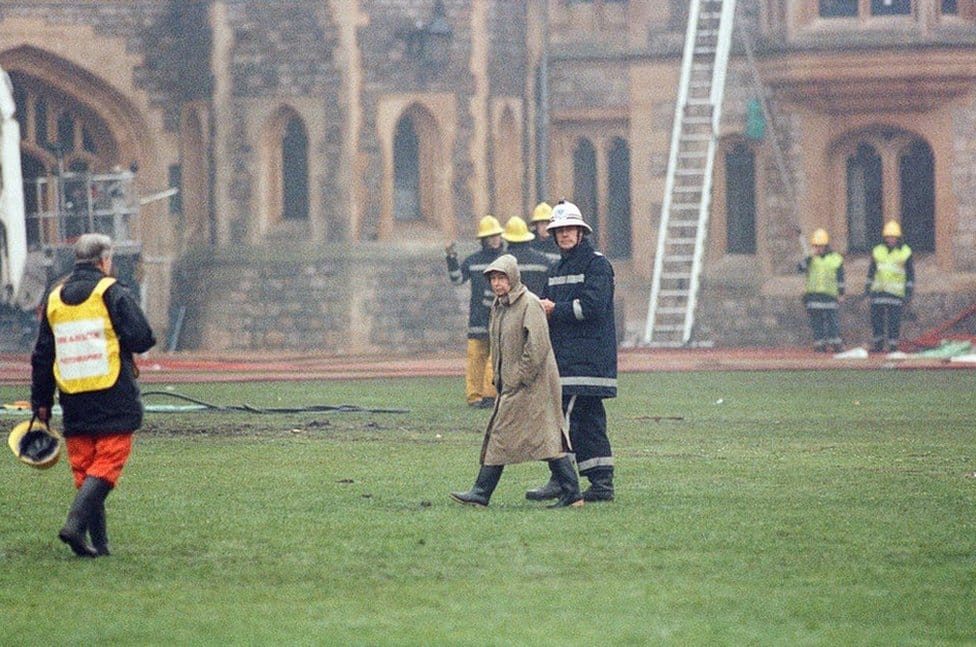 Kraljica Elizabeta Druga: Život u fotografijama 28 The Queen is escorted by the chief fire officer around the grounds of Windsor Castle as fire fighters battle a fire, 20 November 1992.