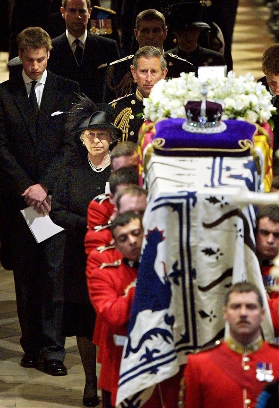 Kraljica Elizabeta Druga: Život u fotografijama 33 Queen Elizabeth II (front, C) leads her family as she follows pall bearers carrying the coffin of Queen Elizabeth, the Queen Mother out of Westminster Abbey after the funeral service in London 09 April 2002.