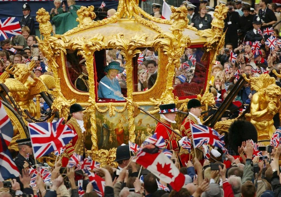 Kraljica Elizabeta Druga: Život u fotografijama 34 Britain's Queen Elizabeth and Prince Philip ride in the Golden State Carriage at the head of a parade from Buckingham Palace to St Paul's Cathedral celebrating the Queen's Golden Jubilee, on 4 June 2002, along The Mall in London.