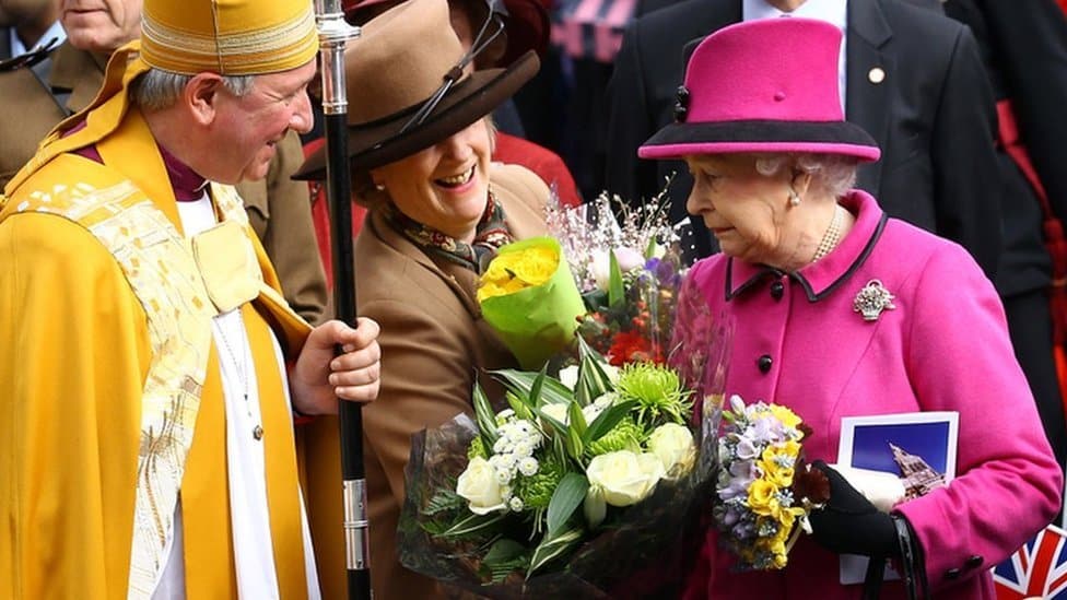 Kraljica Elizabeta Druga: Život u fotografijama 41 Queen Elizabeth II reacts as she is given some flowers as she visits Leicester Cathedral on 8 March 2012 in Leicester, England.