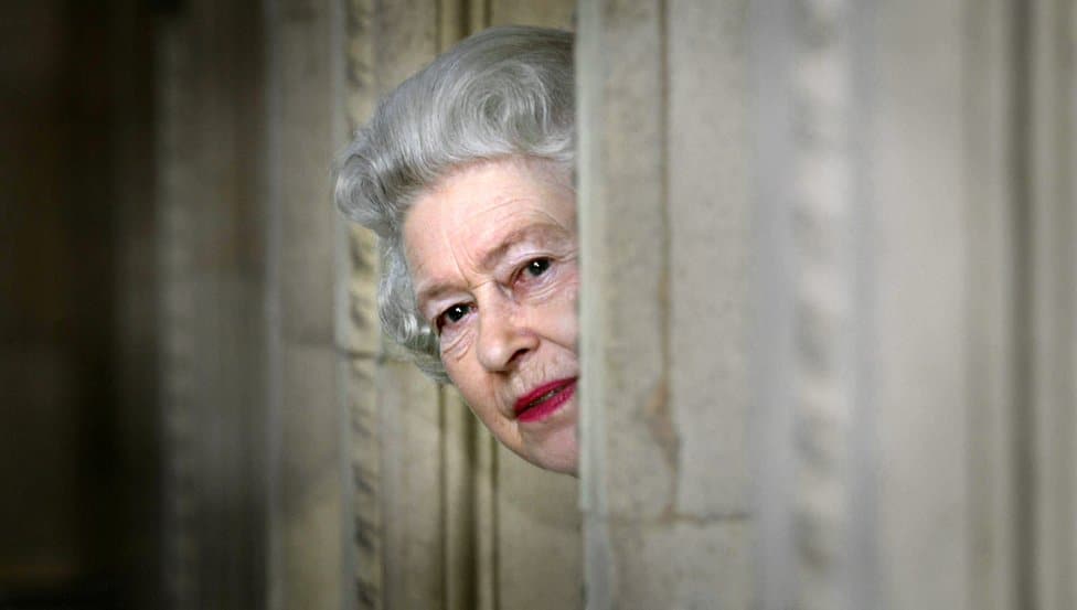 Kraljica Elizabeta Druga: Život u fotografijama 1 Queen Elizabeth II peers round a corner during a visit to the Royal Albert Hall in London, marking the end of an 8 year restoration program.