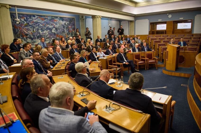 Skupština Crne Gore i dalje zaseda o predlogu zakona o predsedniku Republike, očekuje se usvajanje noćas 1