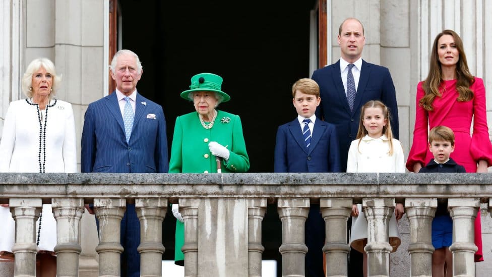 Umrla kraljica Elizabeta Druga, Čarls Treći zvanično proglašen za kralja 8 Camilla, Duchess of Cornwall, Prince Charles, Prince of Wales, Queen Elizabeth II, Prince George of Cambridge, Prince William, Duke of Cambridge, Princess Charlotte of Cambridge, Duchess of Cambridge and Prince Louis of Cambridge on the balcony during the Platinum Jubilee Pageant on June 05, 2022 in London, England