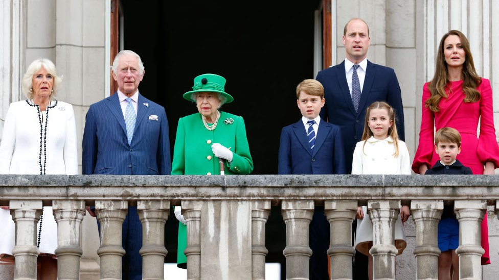 Kralj Čarls Treći prvi put kao monarh u Severnoj Irskoj 15 Camilla, Duchess of Cornwall, Prince Charles, Prince of Wales, Queen Elizabeth II, Prince George of Cambridge, Prince William, Duke of Cambridge, Princess Charlotte of Cambridge, Duchess of Cambridge and Prince Louis of Cambridge on the balcony during the Platinum Jubilee Pageant on June 05, 2022 in London, England