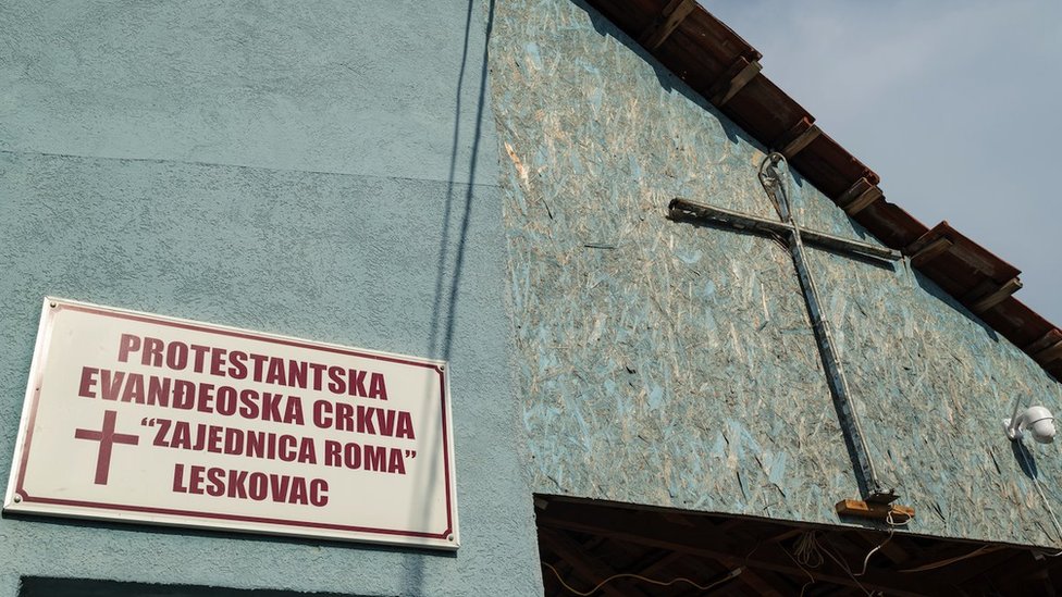 Srbija, Romi i religija: Raspevana protestantska crkva u Leskovcu - „Ti si moje pouzdanje, neka čuju sve mahale" 11 tabla na crkvi