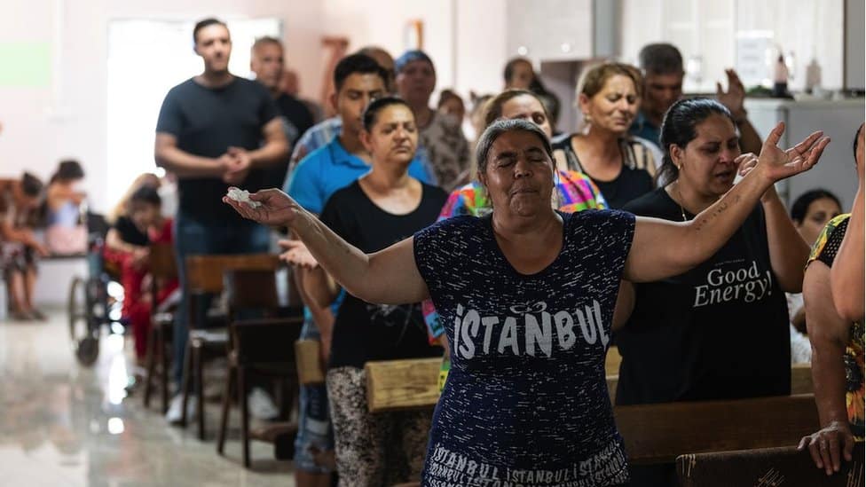 Srbija, Romi i religija: Raspevana protestantska crkva u Leskovcu - „Ti si moje pouzdanje, neka čuju sve mahale" 1 misa u Prvoj romskoj hrišćanskoj crkvi