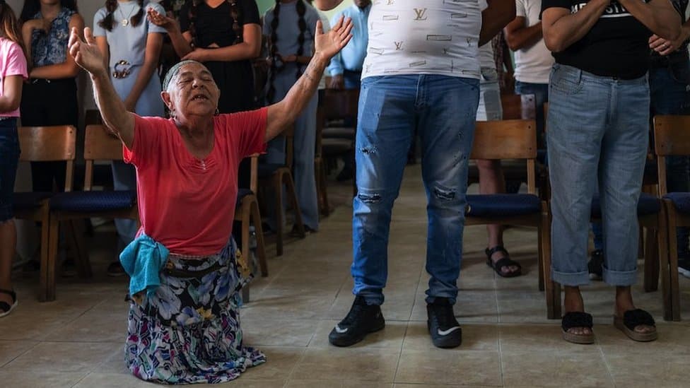 Srbija, Romi i religija: Raspevana protestantska crkva u Leskovcu - „Ti si moje pouzdanje, neka čuju sve mahale" 2 vernica u zanosu