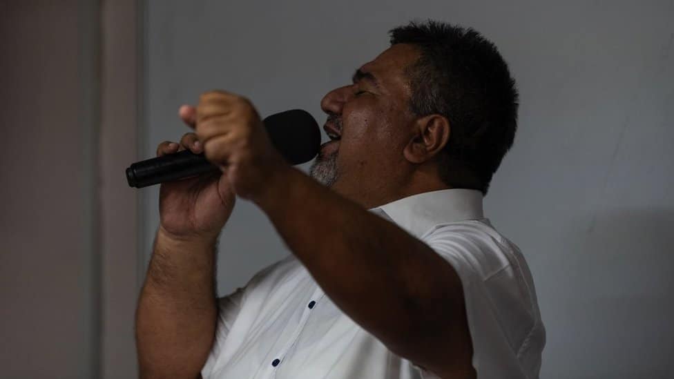 Srbija, Romi i religija: Raspevana protestantska crkva u Leskovcu - „Ti si moje pouzdanje, neka čuju sve mahale" 3 pastor Selim Alijević