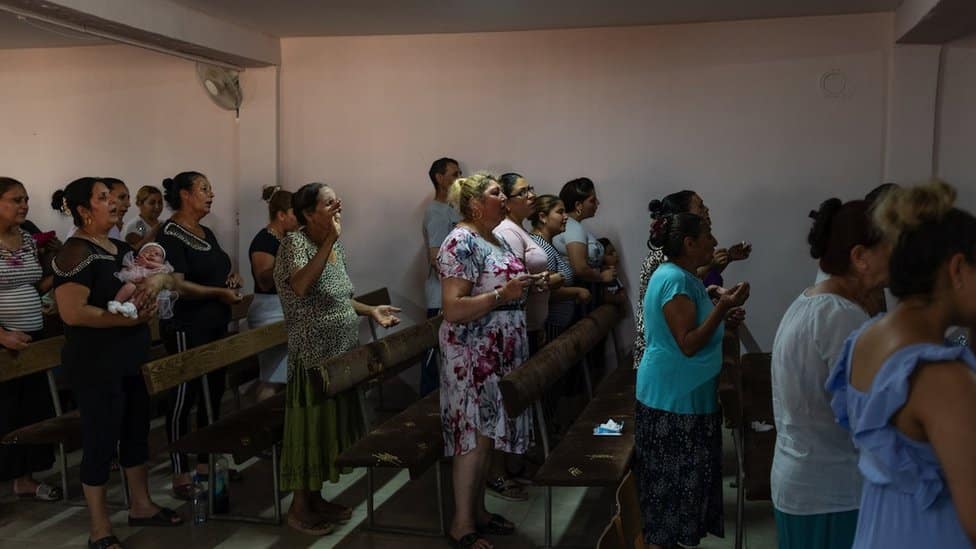 Srbija, Romi i religija: Raspevana protestantska crkva u Leskovcu - „Ti si moje pouzdanje, neka čuju sve mahale" 12 pričešće vernika