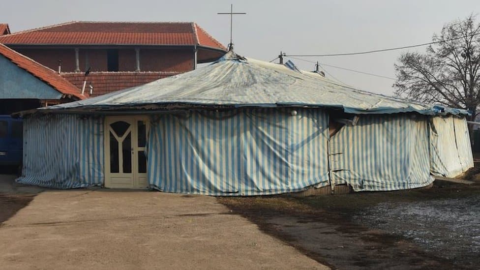 Srbija, Romi i religija: Raspevana protestantska crkva u Leskovcu - „Ti si moje pouzdanje, neka čuju sve mahale" 6 Crkva pod šatrom