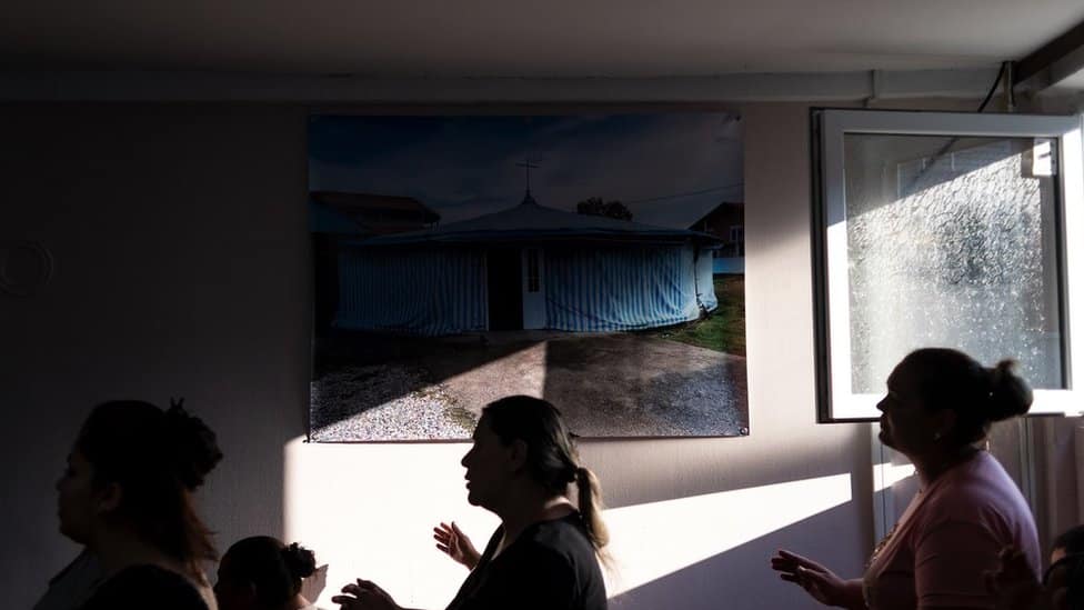 Srbija, Romi i religija: Raspevana protestantska crkva u Leskovcu - „Ti si moje pouzdanje, neka čuju sve mahale" 13 fotografija Crkve pod šatrom i u novom prostoru