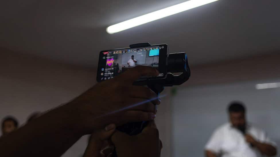 Srbija, Romi i religija: Raspevana protestantska crkva u Leskovcu - „Ti si moje pouzdanje, neka čuju sve mahale" 4 misa uživo na Fejsbuku