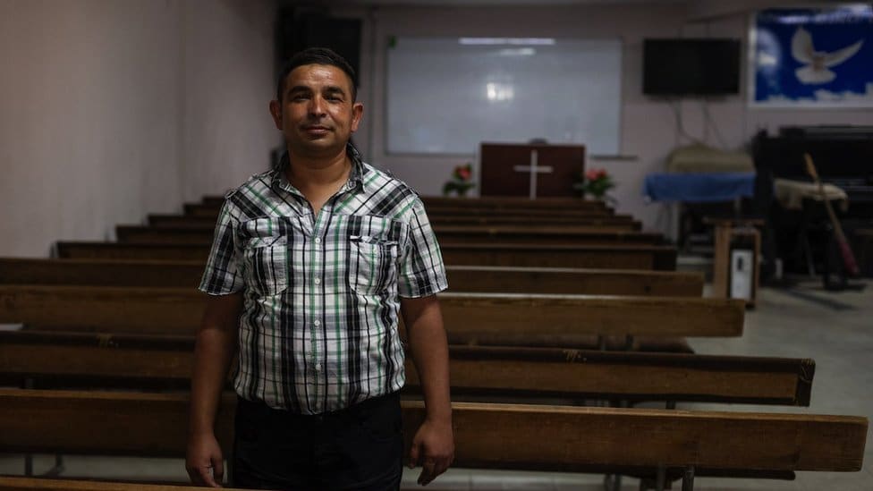 Srbija, Romi i religija: Raspevana protestantska crkva u Leskovcu - „Ti si moje pouzdanje, neka čuju sve mahale" 8 Zvezdan Alinović