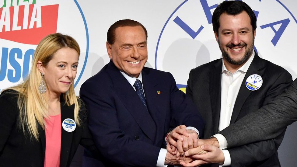Italija i politika: Ko je Đorđa Meloni, ultradesničarska liderka koja se sprema da zavlada 4 Giorgia Meloni, President of Brothers of Italy party, Silvio Berlusconi, Leader of Italian right-wing party Forza Italia (Go Italy) and Northern League leader Matteo Salvini pose upon arrival at the Tempio di Adriano in Rome on March 1, 2018