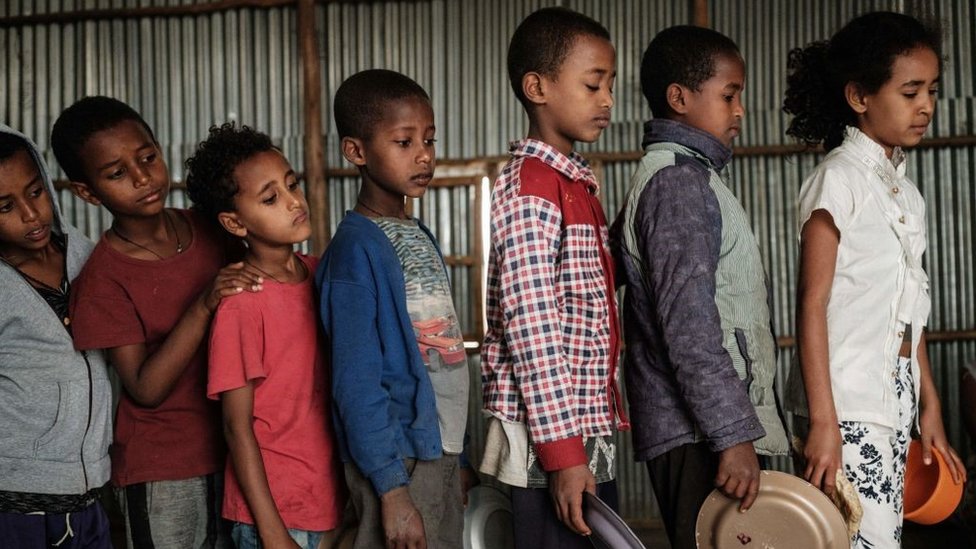 Deca, koja su pobegla od sukoba iz Tigraj regiona, čekaju u redu za doručak koji je organizovaovolonter Mahlet Tadese (27) u Mekeleu, glavnom gradu regiona Tigraj, 23. juna 2021.