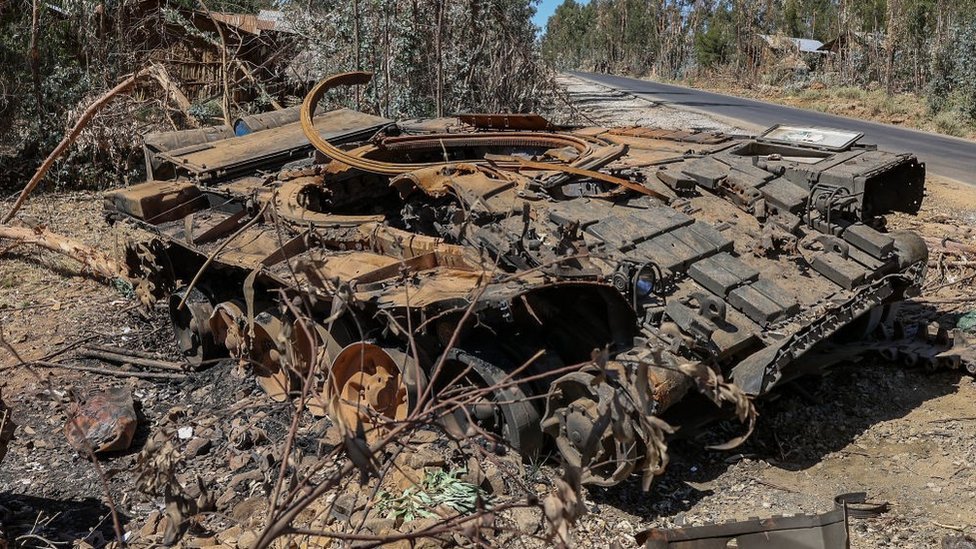 Ostaci tenka uništenog u borbi leže pored puta 24. decembra 2021. izvan Arbita, Etiopija