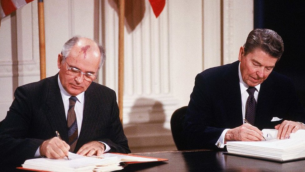 Rusija, istorija i Gorbačov: Gorbačov sahranjen pored supruge, hiljade mu odale počast u Moskvi, među njima Orban i Medvedev 3 Reagan and Mikhail Gorbachev