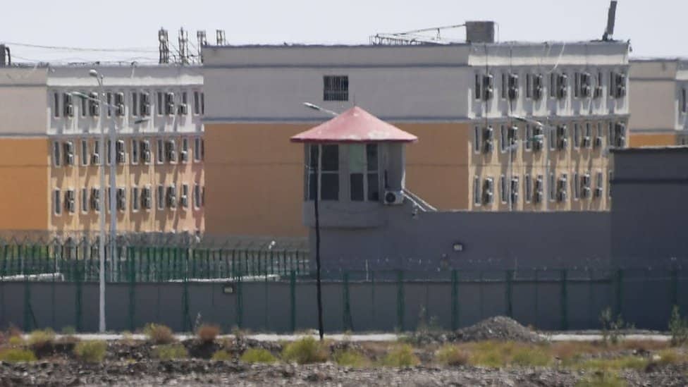 Ova fotografija zabeležena je 2. juna 2019. i prikazuje zgrade u centru za obuku profesionalnih veština u gradu Artuk, za koji se veruje da je logor za prevaspitavanje u kojem su zatočene uglavnom muslimanske etničke manjine, severno od Kašgara u severozapadnom kineskom regionu Sinđang.