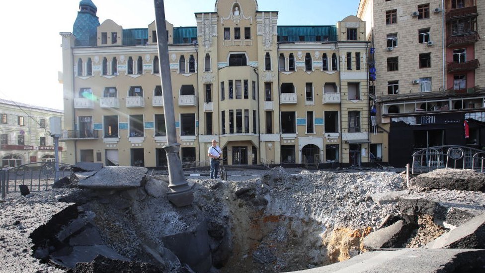 Krater koji je napravila ruska bomba u Harkovu
