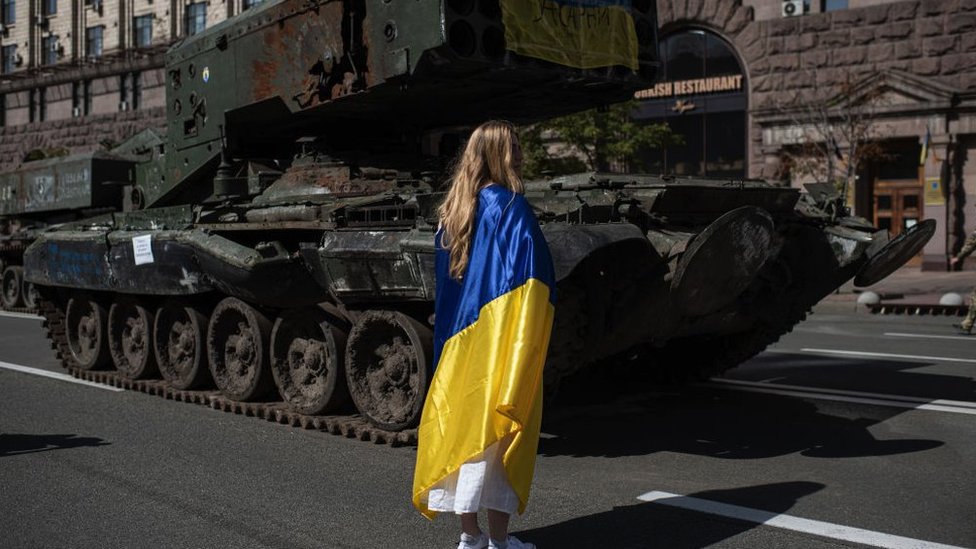 Zaplenjena ruska vojna oprema izložena u Kijevu